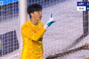 天崩開局…18歲亞泰門將安智誠(chéng)替補(bǔ)登場(chǎng)首秀 1分鐘后被任意球破門
