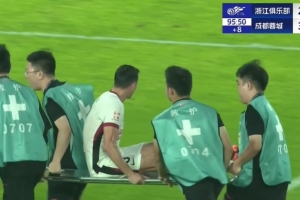 浙江主場擔架員：雖然蓉城隊員對我們工作有些干擾，但并非有意