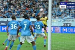 逆天手球！楊一鳴防守中伸手“打排球”送點，阿齊茲點射反超比分