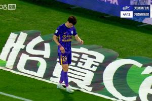 拉傷無(wú)法堅(jiān)持，巴頓上半場(chǎng)尾聲傷退，一瘸一拐走下場(chǎng)