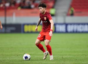 記者：傅歡踢左邊翼衛(wèi)很難受，在日本球員面前感覺(jué)像不會(huì)踢球