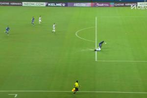 暴怒！阿蘇埃搶出單刀被絆倒，裁判未判給申花點球