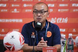 阿薩莫阿被推撞到廣告牌！前田浩二怒批：重慶這么想贏？不丟人嗎