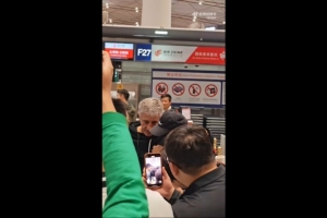 記者：部分國安球迷前往機場為塞蒂恩送行，張源含淚送別