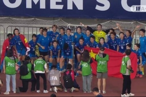 中國驕傲！武漢車谷江大女足賽后展示國旗拍攝大合照