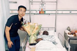 銅梁龍官方：球隊(duì)總經(jīng)理探望阿薩莫阿，后者也對(duì)張志雄表達(dá)了諒解