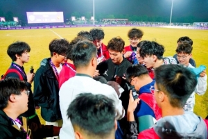 首屆徽青賽正式啟幕，蚌埠籍球員韋世豪親臨現(xiàn)場(chǎng)與球迷互動(dòng)