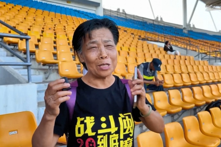 小吧采訪|75歲廈門資深球迷王阿姨：希望明年中乙成功 再?zèng)_中甲！