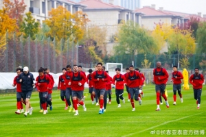 長春氣溫驟降 亞泰將士訓(xùn)練熱情不減