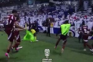 白頭巾氣炸了??阿聯(lián)酋球迷被挑釁后瘋狂扔水瓶，沖進(jìn)場(chǎng)內(nèi)扭打