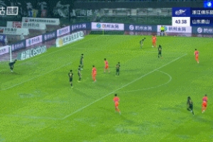 激情滑跪慶祝！黃政宇凌空彈射破門，收獲泰山生涯第二球