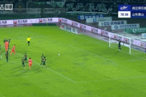 泰山2-2扳平浙江！裁判長時間看VAR后判程進犯規(guī)，克雷桑點射破門