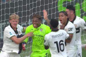 太強(qiáng)了！鈴木彩艷壓哨撲點(diǎn)救主+7撲救 單場(chǎng)9.5分助十人帕爾馬拿分