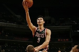 中國球員常規(guī)賽首秀表現(xiàn)如何？易建聯(lián)9分最高 強(qiáng)如姚明首戰(zhàn)0分2犯