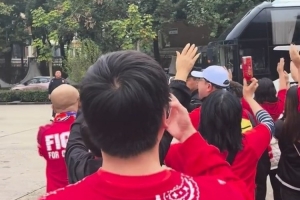 球迷夾道歡迎重慶銅梁龍球隊(duì)大巴，并高舉雙手喊“重慶雄起！”