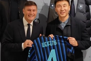 致敬傳承，亦致敬熱愛????薩內(nèi)蒂與李瑋鋒交換球衣