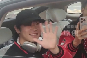 眾多球迷在高速路口迎接重慶銅梁龍，點(diǎn)燃煙花高喊“重慶雄起”