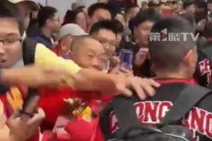 數(shù)千球迷高聲齊呼“重慶雄起”，老將黃希揚被團(tuán)團(tuán)圍住簽名