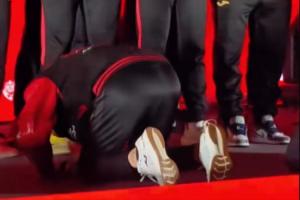 行大禮！重慶銅梁龍沖超慶典，韓國主帥張外龍向球員磕頭致謝