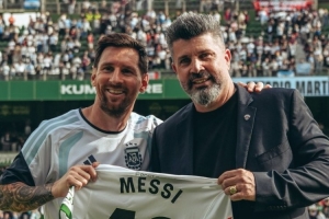 梅西隨阿根廷隊(duì)在埃爾切主場(chǎng)公開訓(xùn)練，獲贈(zèng)埃爾切10號(hào)球衣