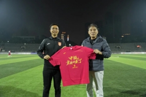 重慶足球精神代代相傳，重慶銅梁龍向李章洙贈送沖超紀(jì)念球衣