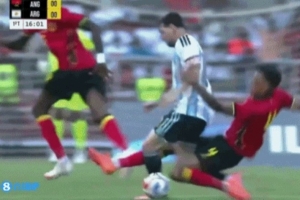 友誼賽這強(qiáng)度？梅西遭安哥拉球員背后剪刀腳，阿爾馬達(dá)眉骨被打破