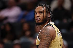 出一口氣！惠特摩爾1分鐘內(nèi)先切入滑翔劈扣 接著上演飛身雙手補(bǔ)扣