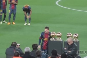 梅西憑借第四個金球獎創(chuàng)造了歷史，他們幾乎強迫梅西合影??