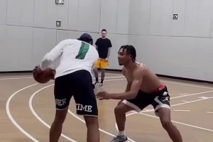 三威脅這一個(gè)動(dòng)作玩出花的男人