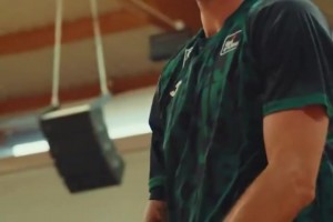 曾凡博上身籃網(wǎng)城市版球衣，這造型是真的帥！??