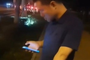 這大體格哈！徐靜雨街頭掃共享單車被圍觀 依舊淡定操控手機(jī)~