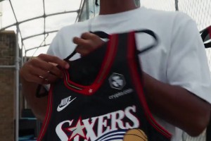 76人眾球員看到經(jīng)典款復(fù)古球衣的反應(yīng)，當(dāng)年艾弗森穿這身是真的帥