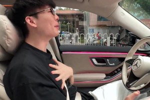 啊這！籃球網(wǎng)紅平常心的座駕奔馳邁巴赫，車(chē)標(biāo)被人掰了??