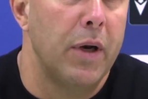 是誰？斯洛特：最后時(shí)刻某人決定沖出去打反擊，導(dǎo)致我們被絕殺