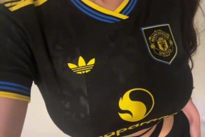 大老師穿著曼聯(lián)球衣又在散發(fā)魅力，好身材根本掩蓋不住??