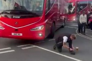 ??水晶宮球迷賽后故意阻攔利物浦大巴，只為唱“你們是坨屎”