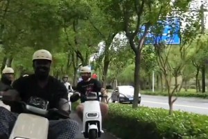 震驚！大鯊魚(yú)奧尼爾竟在中國(guó)虐待“電動(dòng)車”這輪胎質(zhì)量不錯(cuò)！