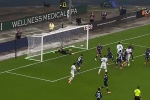 從看臺上意大利球迷的反應(yīng)便能看出澤林斯基這一腳有多恐怖??