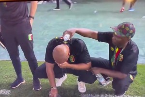 就讓這大雨落下~尼日利亞主帥曾慘遭絕殺，賽后以水洗面！