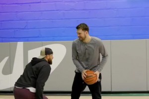 東契奇和業(yè)余球手單挑會是怎樣的畫面？那真跟打小孩一樣??