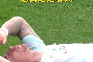 球場“霸凌”真可怕??！5秒鐘內(nèi)遭遇同一對手3連擊