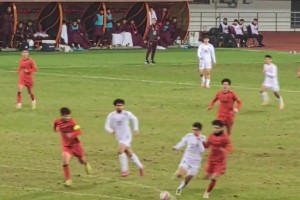 差一點！拜合拉木突破造黃牌，木塔力甫直接任意球造險