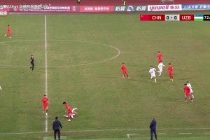 失去理智！汪士欽拉倒對手后又上手推，替補上場被直紅罰下