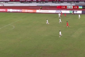 是點球嗎？楊希禁區(qū)倒地，裁判沒有吹罰點球