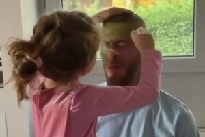 德赫亞女兒為老爹畫了個美美的綠綠妝~是真寵女兒呀~