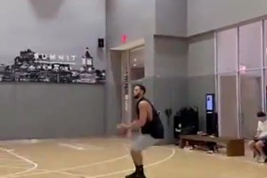 沒人吃你這套了??本·西蒙斯休賽期還苦練三分，到現(xiàn)在都沒合同