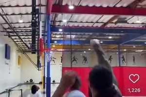 本賽季還沒出手過遠投！海王休賽期曾猛練中投三分，還挺絲滑啊~