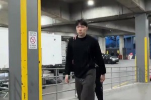 進場依舊單肩小書包??楊瀚森剪了新發(fā)型，看起來精神多了！！