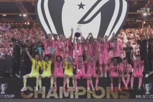 率隊奪美職聯(lián)總冠軍！梅西捧起冠軍獎杯全隊歡呼慶祝！
