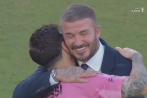 球隊首次斬獲美職聯(lián)總冠軍！小貝賽后緊緊擁抱梅西！